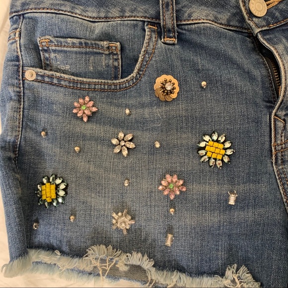 Express flower beaded jean shorts - Picture 4 of 5